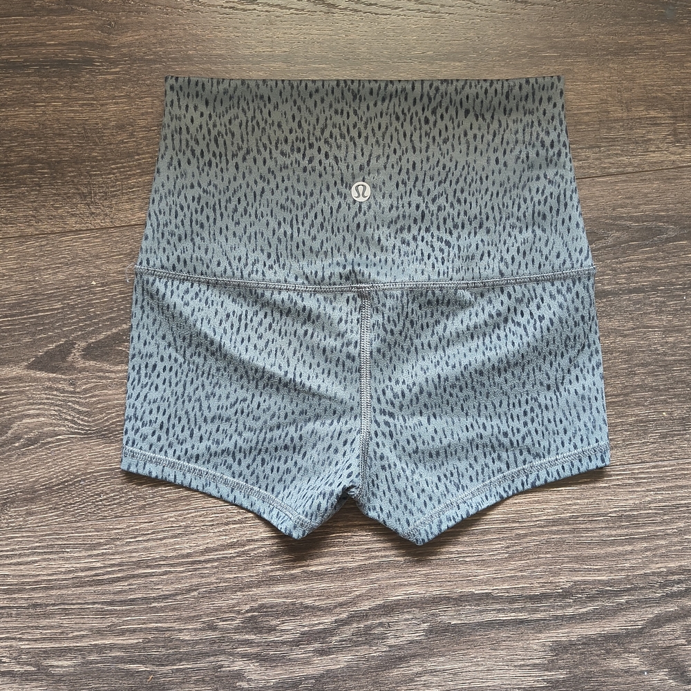 lululemon high rise 2.5 Gray Shorts